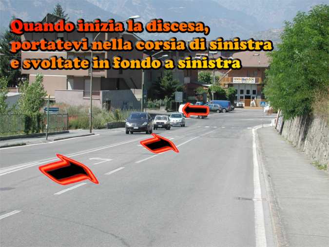 In fondo alla discesa svoltate a sinistra verso il campo sportivo