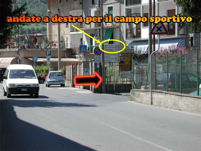 Svoltate a destra seguendo il cartello per il campo sportivo