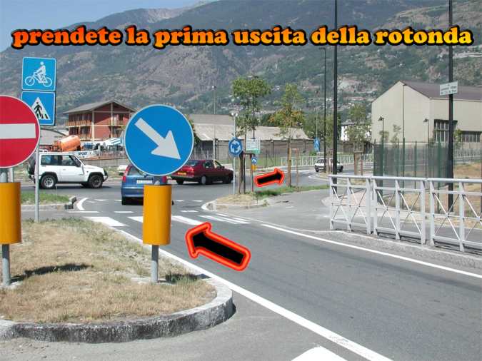 Prendete a sinistra costeggiando la ferrovia