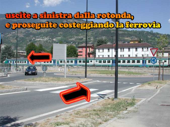 Prendete a sinistra costeggiando la ferrovia